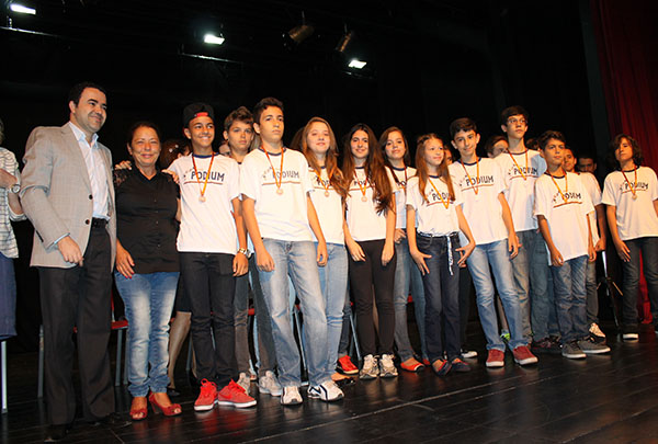 Alunos de Divinópolis recebem prêmio da OBA