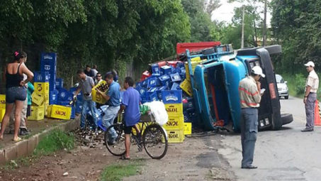 Caminhão de cerveja tomba em Divinópolis