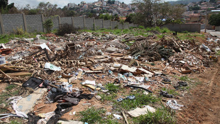 Lotes no Morro do Sol em Itaúna é tomado por lixos