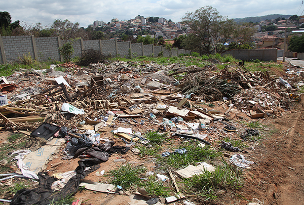 Lotes no Morro do Sol em Itaúna é tomado por lixos