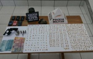 Na casa do suspeito foram encontrados dinheiro, munição e grande quantidade de Crack (foto:Divulgação PM/PC)