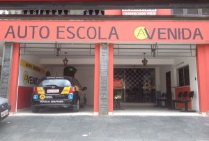 Autoescola Avenida tem carro adaptado para pessoas com deficiência física