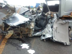 Colisão na rodovia deixou motorista em estado grave (Foto: Aline Fonseca/Integração)