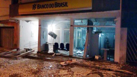 Caixas eletrônicos do banco do brasil são explodidos em Itapecerica