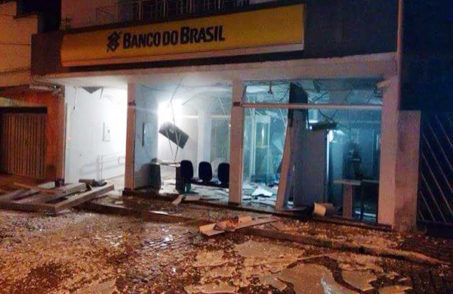 Caixas eletrônicos do banco do brasil são explodidos em Itapecerica