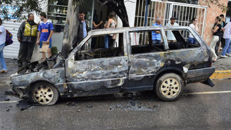 Carro pega fogo em Nova Serrana