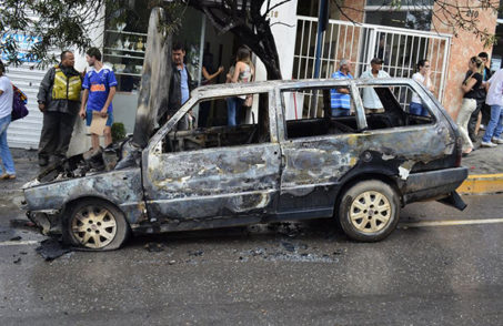 Carro pega fogo em Nova Serrana