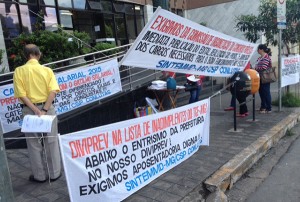 Enquanto a coletiva era realizada o Sintemmd protestava na porta da prefeitura (Foto: Amanda Quintiliano)