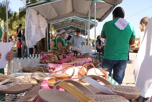 Artesanatos, calçados também são vendidos (Foto: Divulgação/PMD)