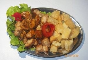 Filé de carne com molho champignon e madioca frita será um dos pratos (Foto: Reprodução Facebook)