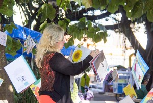 Crianças e adultos adotaram os livros (Foto: Divulgação)