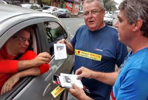 Uma das ações do movimento foi colocar adesivos em carros com os dizeres "eu amo política" (Foto: Divulgação)