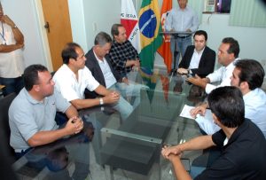 Prefeitos de outras cidades também participaram da adesão (Foto: Divulgação/PMD)