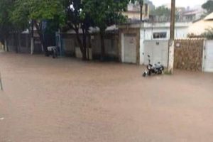 A água tomou conta da rua Pitangui nesta terça-feira (19) (Foto: Reprodução Facebook)