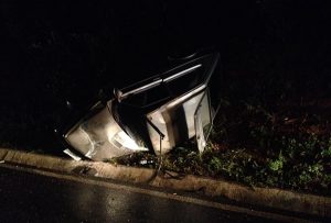 O Fiat 147 capotou (Foto: Divulgação)