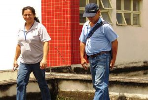 Agentes estiveram no local para fazer a limpeza do telhado (Foto: Divulgação/PMD)