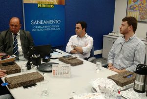O prefeito e o secretário de saúde também participaram da reunião com o superintendente da CEF (Foto: Divulgação/PMD)