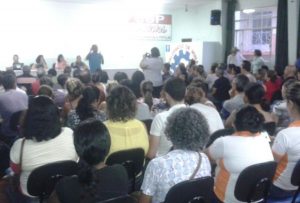 Cerca de 100 servidores participaram da assembleia (Foto: Divulgação)