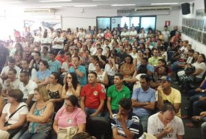 Cerca de 300 pessoas lotaram o plenário da câmara nesta quinta (Foto: Amanda Quintiliano)