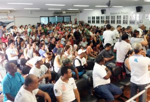 Os servidores alegam que a decisão de negociação cabe ao prefeito (Foto: Amanda Quintiliano)