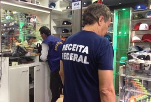 Os produtos apreendidos serão levados para o deposito da Receita Federal (Foto: Amanda Quintiliano)