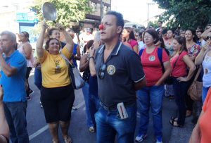 Os servidores estão na porta da prefeitura desde às 07h (Foto: Amanda Quintiliano)