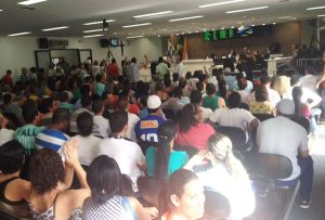 Mais de 300 pessoas participaram do movimento na câmara (Foto: Amanda Quintiliano)