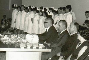 Geraldo Corrêa entrega diploma para formanda da Escola de Enfermagem (Foto: Divulgação)