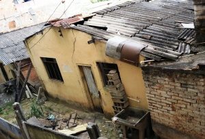 O antigo imóvel já não apresentava condições para moradia (Foto: Eduardo Todashi)