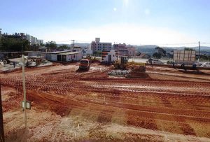 Estacionamento será asfaltado na próxima semana (Foto: Katiuscia Freitas/PMD)
