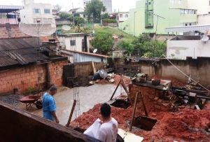 A antiga casa já foi derrubada e o novo imóvel já está sendo construído (Foto: Eduardo Todashi)