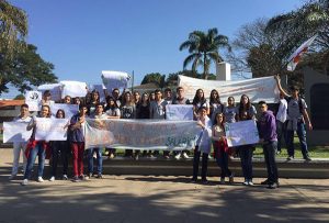 Estudantes fazem ato na praça da Bíblia (Foto: Divulgação)