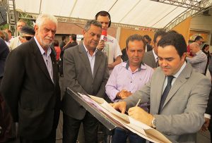 O convênio foi assinado por Vladimir ao lado de outros prefeitos da região (Foto: Divulgação)