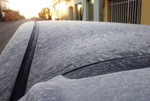 Internautas registraram a fina camada de felo que se formou em cima de veículos que estavam estacionados na rua (Foto: Aparecilio Lopes)