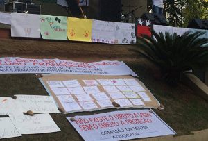 Faixas e cartazes foram espalhados pela praça (Foto: Amanda Quintiliano)