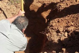 Familiares precisaram cavar a cova (Foto: Dieison Henrique)