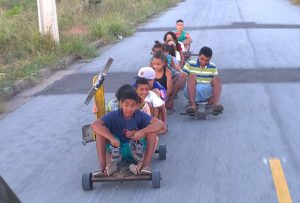 As crianças se revesam na brincadeira (Foto: Reprodução Facebook)