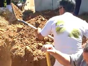 A família terminou de abrir a cova (Foto: Diego Henrique) 