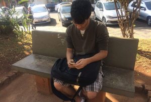 Arthur se divertia na Praça do Santuário na captura pelos monstrinhos até que a bateria do celular acabou (Foto: Amanda Quintiliano)