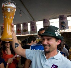 Felipe Viegas, fundador e mestre cervejeiro da Taberna do Vale, comemora mais um prêmio para sua brown ale