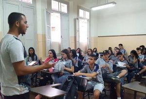 Presidente da UED durante orientação a alunos da escola. Foto: Reprodução/ Whatsapp