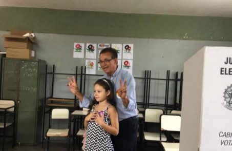 Íris Almeida registra voto em Divinópolis