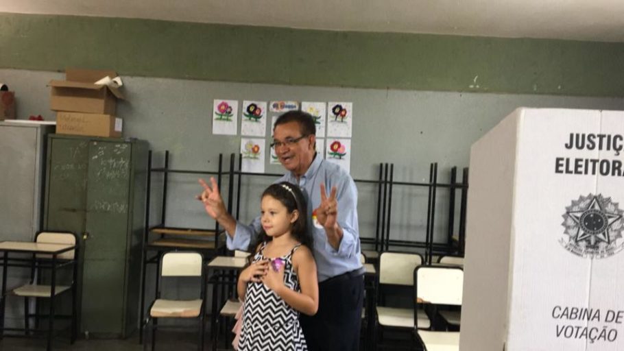 Íris Almeida registra voto em Divinópolis