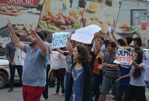 Nesta terça (04) os alunos  protestaram na Avenida Paraná (Foto: Portal em Redes/Uemg)