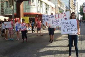 Manifestação no sinal da 1° de Junho. Foto: Emanuela Souza