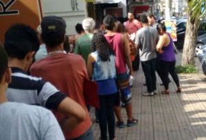 Fila para participar do evento chegou a ocupar o passeio. Foto: Reprodução WhatsApp