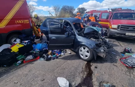 acidente entre carro e caminhão