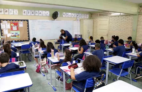 alunos na sala de aula de escola estadual em MG