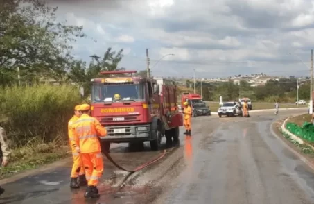 engradados de cerveja cai de caminhão em rodovia