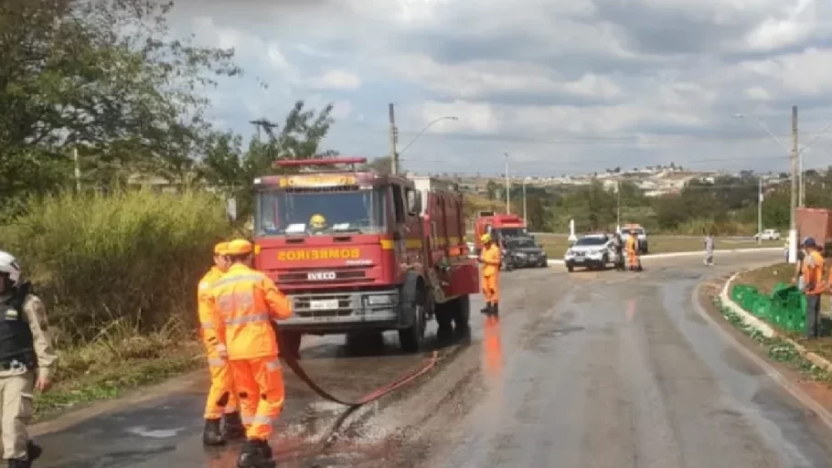 engradados de cerveja cai de caminhão em rodovia